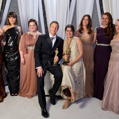 Los ganadores del oscar 2012 al mejor corto con las actrices de 'La boda de mi mejor amiga'