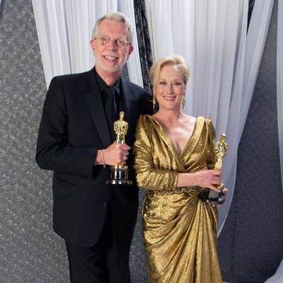 Meryl Streep y Mark Coulier posan con sus respectivos Oscars