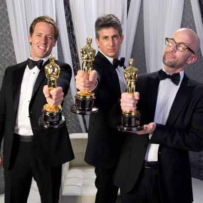 Nat Faxon, Alexander Payne y Jim Rash, ganadores del Oscar al mejor guión adaptado por 'Los descendientes'