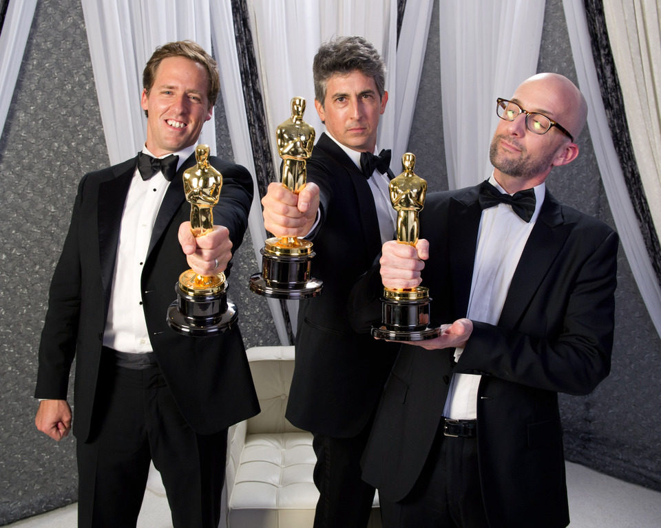 Nat Faxon, Alexander Payne y Jim Rash, ganadores del Oscar al mejor guión adaptado por 'Los descendientes'