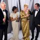 Los mejores actores de los Oscar 2012 bromean con sus estatuillas