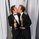 Philip Stockton y Eugene Gearty, ganadores del Oscar 2012, se besan tras la ceremonia