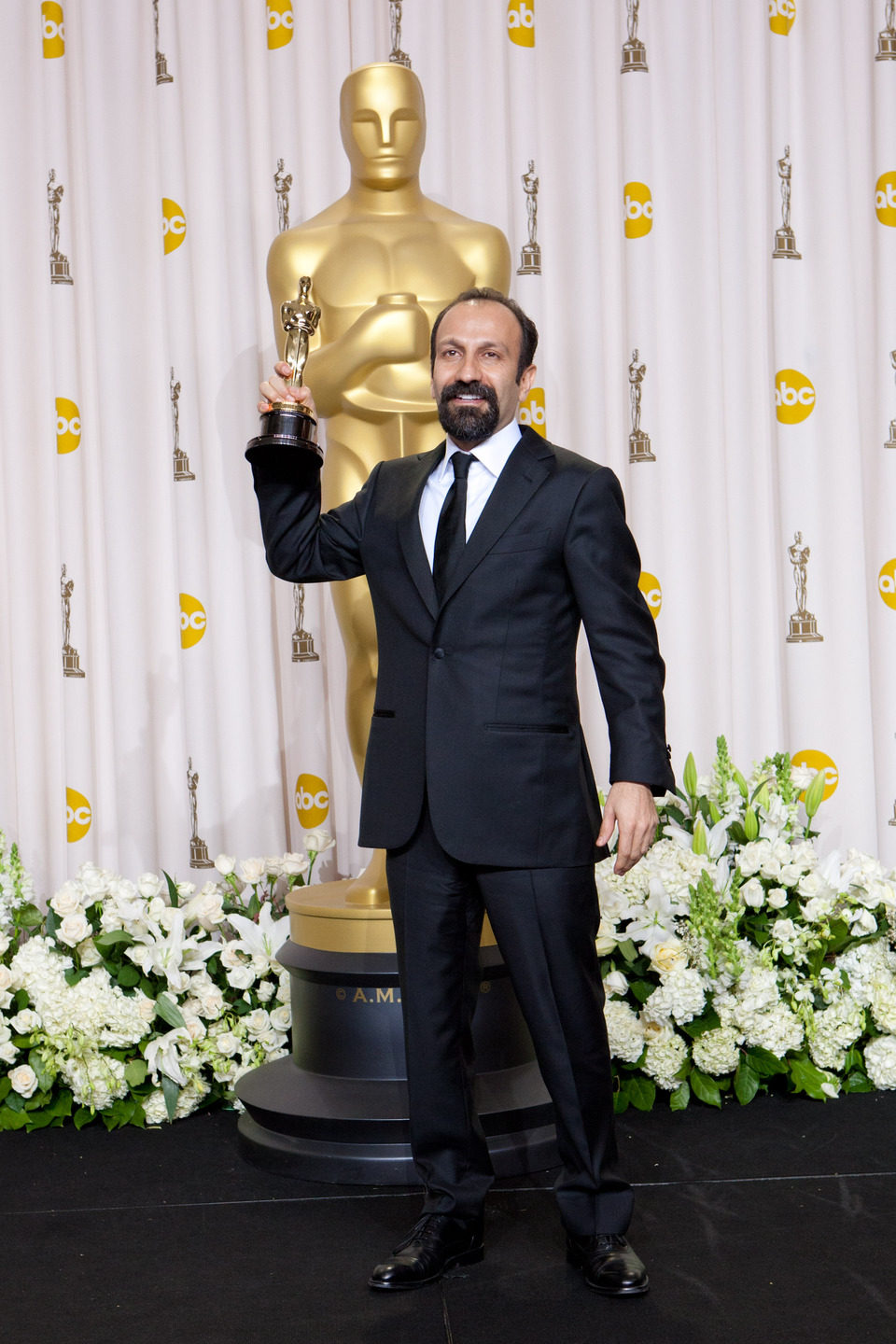 Asghar Farhadi, ganador del Oscar 2012 a la mejor película de habla no inglesa por 'Nader y Simin, una separación', posa ante la prensa