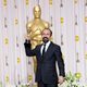 Asghar Farhadi, ganador del Oscar 2012 a la mejor película de habla no inglesa por 'Nader y Simin, una separación', posa ante la prensa