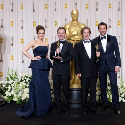 Tina Fey y Bradley Cooper posan con los ganadores del oscar 2012 al mejor montaje de sonido