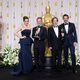 Tina Fey y Bradley Cooper posan con los ganadores del oscar 2012 al mejor montaje de sonido