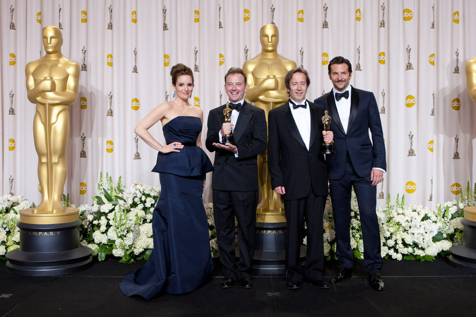 Tina Fey y Bradley Cooper posan con los ganadores del oscar 2012 al mejor montaje de sonido