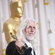 Robert Richardson posa ante los medios con el Oscar a la mejor fotografía por 'La invención de Hugo'