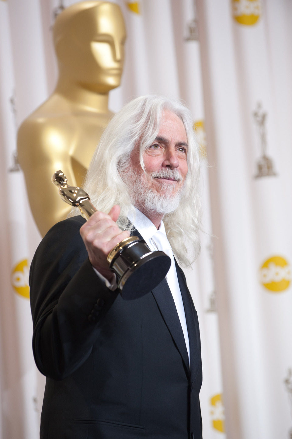 Robert Richardson posa ante los medios con el Oscar a la mejor fotografía por 'La invención de Hugo'