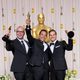 Rich Middlemas, TJ Martin y Dan Lindsay, ganadores del Oscar 2012 al mejor documental