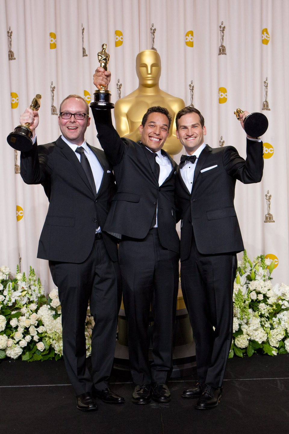 Rich Middlemas, TJ Martin y Dan Lindsay, ganadores del Oscar 2012 al mejor documental