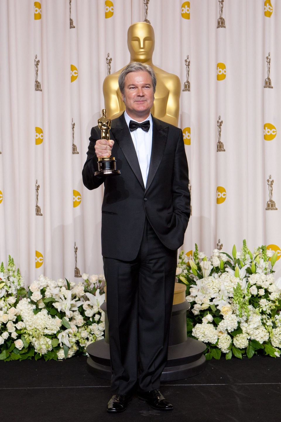 Gore Verbinsky con el Oscar a la mejor película animada por 'Rango'