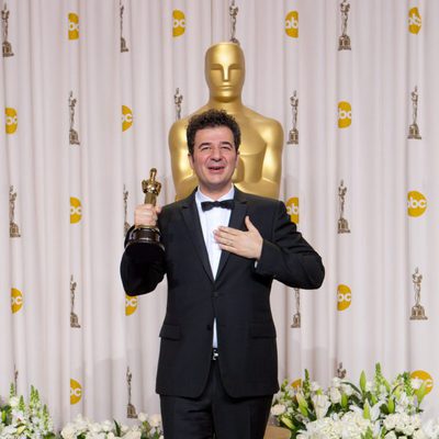 Ludovic Bource, ganador del Oscar 2012 a la mejor banda sonora por 'The artist', posa ante los medios