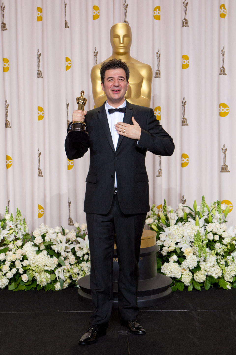 Ludovic Bource, ganador del Oscar 2012 a la mejor banda sonora por 'The artist', posa ante los medios