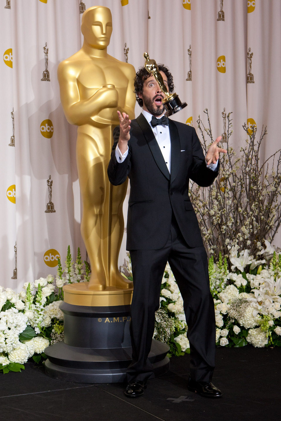 Bret McKenzie lanza al aire el Oscar a la mejor canción por 'Los muppets'