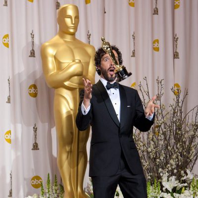 Bret McKenzie lanza al aire el Oscar a la mejor canción por 'Los muppets'