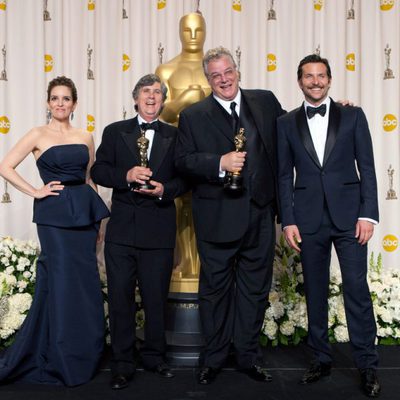 John Midgley y Tom Fleischman, ganadores del Oscar 2012 a la mejor mezcla de sonido, con Tina Fey y Bradley Cooper