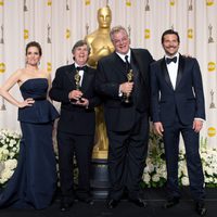 John Midgley y Tom Fleischman, ganadores del Oscar 2012 a la mejor mezcla de sonido, con Tina Fey y Bradley Cooper