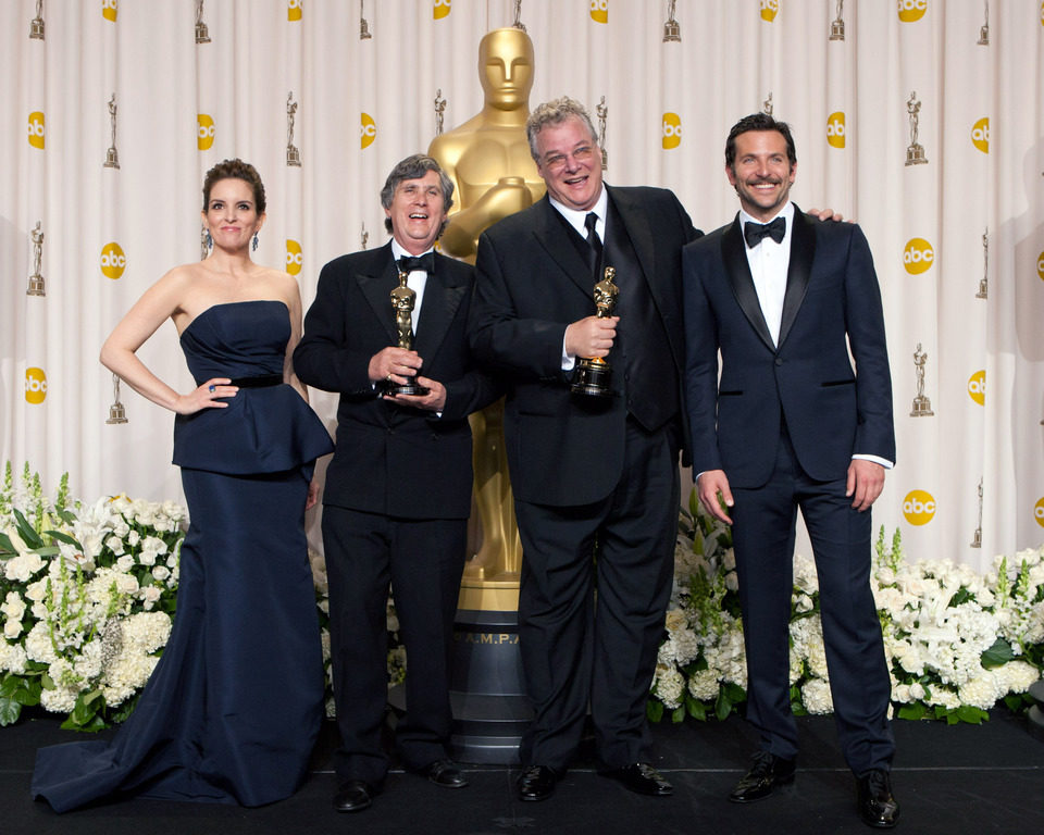 John Midgley y Tom Fleischman, ganadores del Oscar 2012 a la mejor mezcla de sonido, con Tina Fey y Bradley Cooper