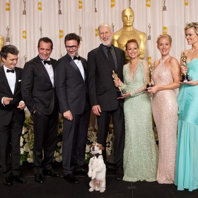 El equipo de 'The artist', con Uggie al frente, posa ante los medios en los Oscar 2012