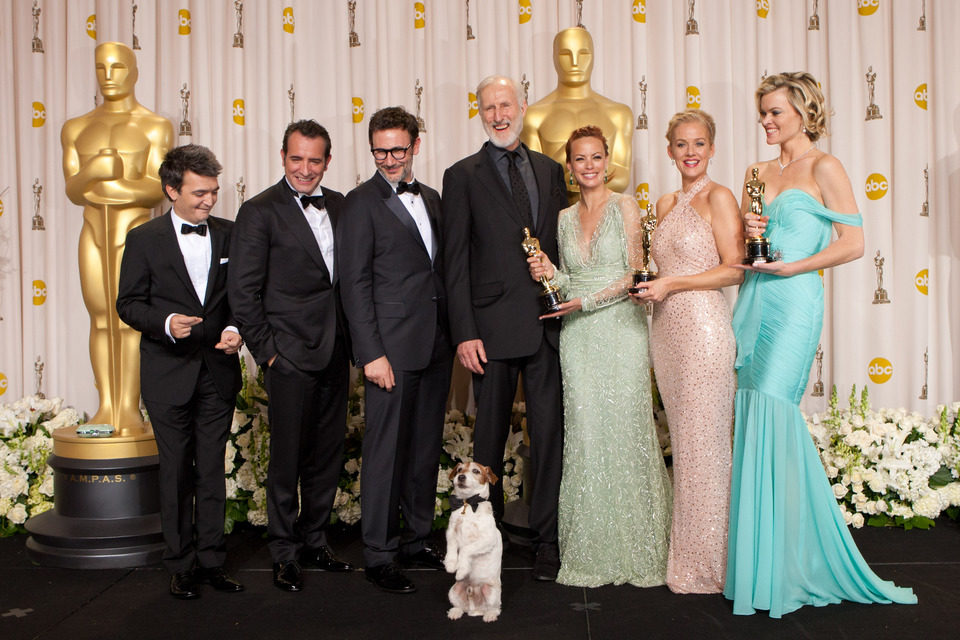 El equipo de 'The artist', con Uggie al frente, posa ante los medios en los Oscar 2012