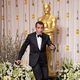 Jean Dujardin entra bailando a la sala de prensa en los Oscar 2012