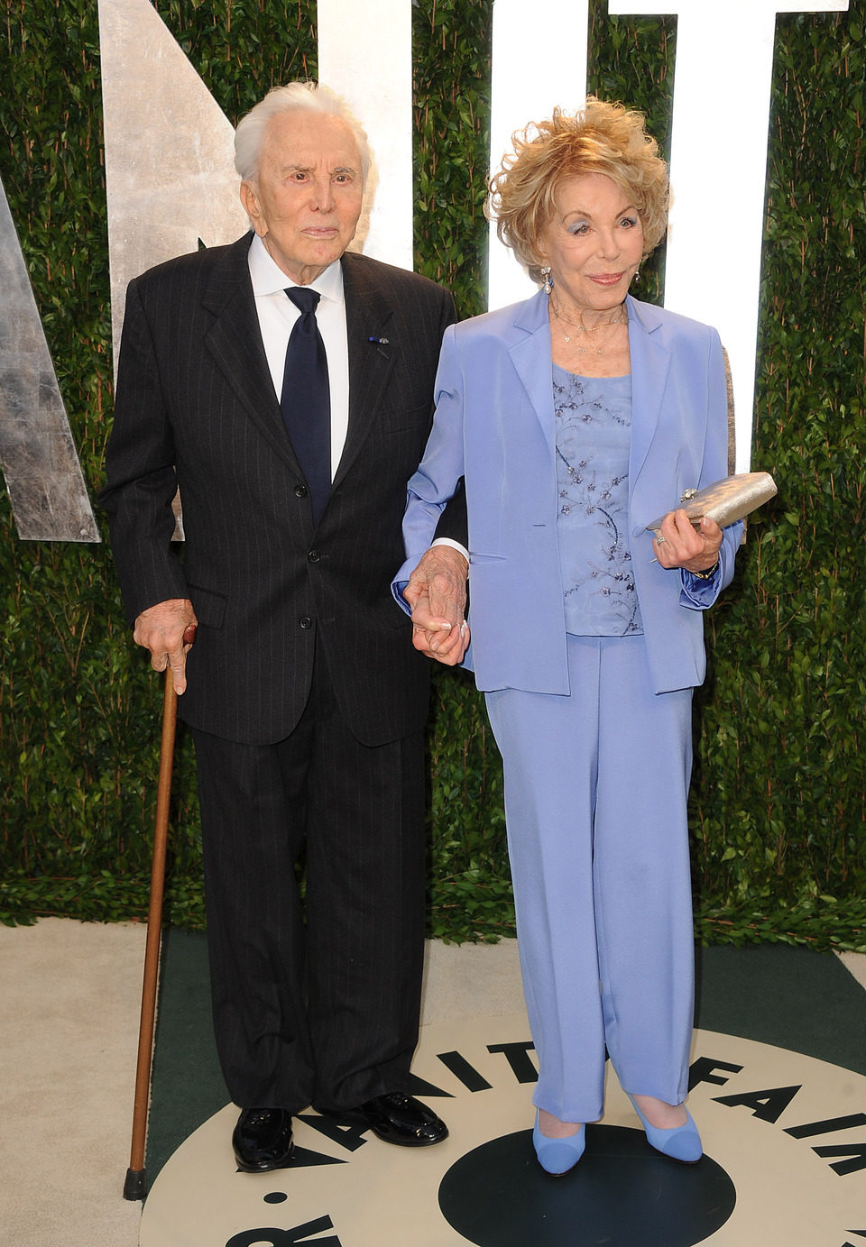 Kirk Douglas y su esposa en la fiesta de Vanity Fair tras los Oscar 2012