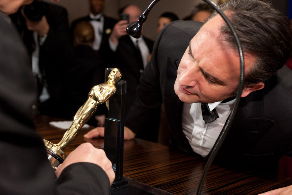 Jean Dujardin observa cómo graban su Oscar al mejor actor