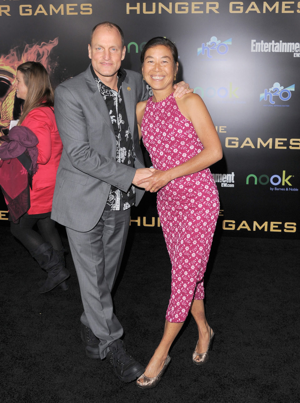 Woody Harrelson y Laura Louie en la premiére mundial de 'Los Juegos del Hambre'