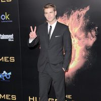 Liam Hemsworth saluda en la premiére de 'Los Juegos del Hambre'