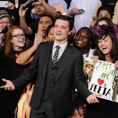 Josh Hutcherson junto a sus fans en la premiére de 'Los Juegos del Hambre'