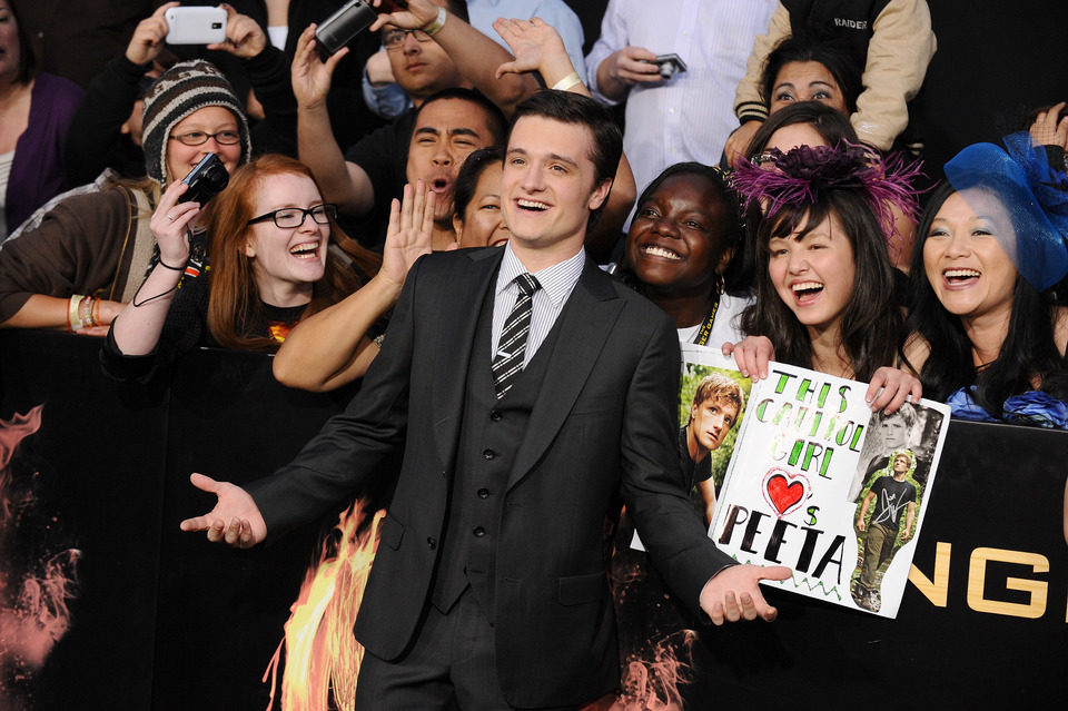 Josh Hutcherson junto a sus fans en la premiére de 'Los Juegos del Hambre'