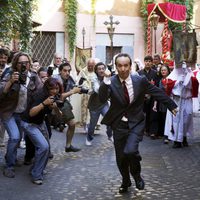 Roberto Benigni escapa de los periodistas en 'To Rome with Love'