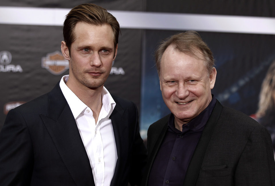 Alexander Skarsgard y Stellan Skarsgard en la premiére mundial de 'Los Vengadores'