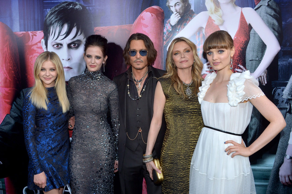 Chloe Moretz, Eva Green, Johnny Depp, Michelle Pfeiffer y Bella Heathcote en la premiére de 'Sombras tenebrosas' en Los Angeles