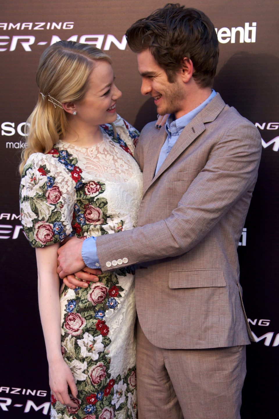 Emma Stone y Andrew Garfield muy juntos en la premiére de 'The Amazing Spider-Man' en Madrid