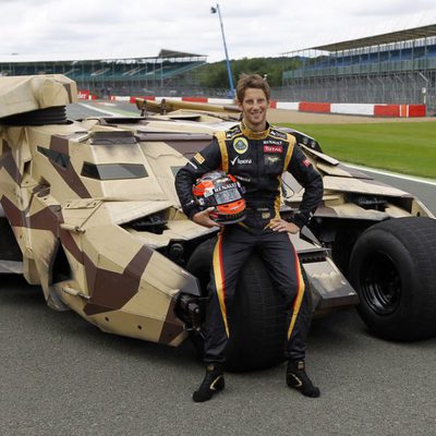 Romain Grosjean junto al Tumbler de 'El Caballero Oscuro: La leyenda renace'