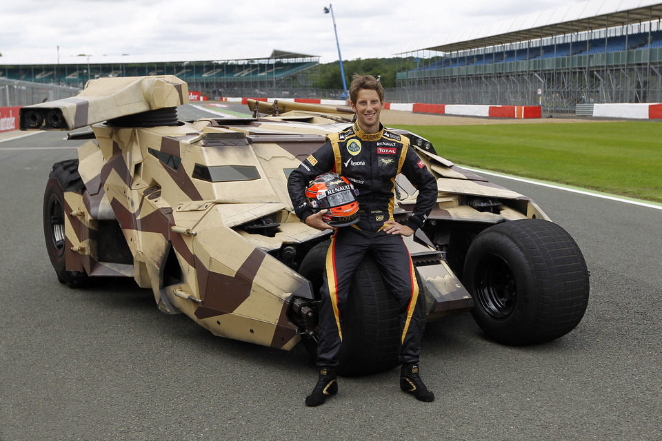 Romain Grosjean junto al Tumbler de 'El Caballero Oscuro: La leyenda renace'