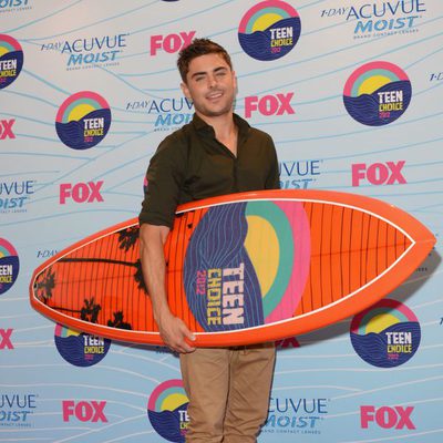 Zac Efron con su tabla de surf en los Teen Choice Awards 2012