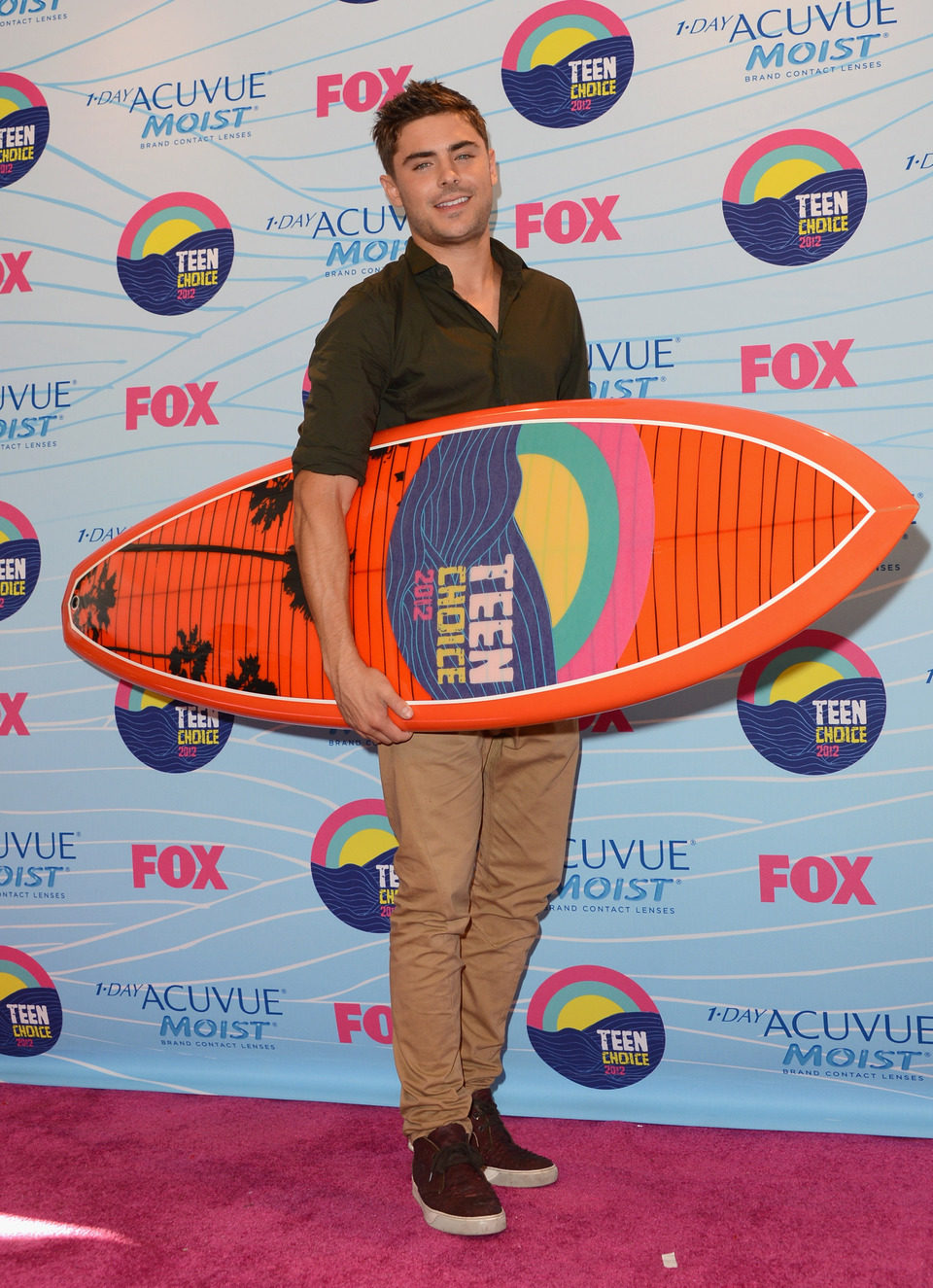 Zac Efron con su tabla de surf en los Teen Choice Awards 2012