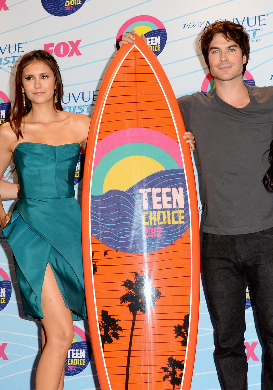 Nina Dobrev e Ian Somerhalder con su premio en los Teen Choice Awards 2012