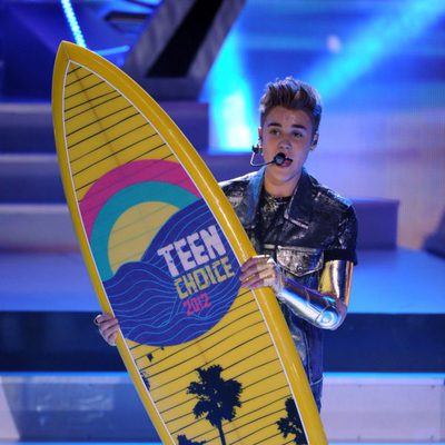 Justin Bieber con su tabla de surf de los Teen Choice Awards 2012