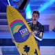 Justin Bieber con su tabla de surf de los Teen Choice Awards 2012