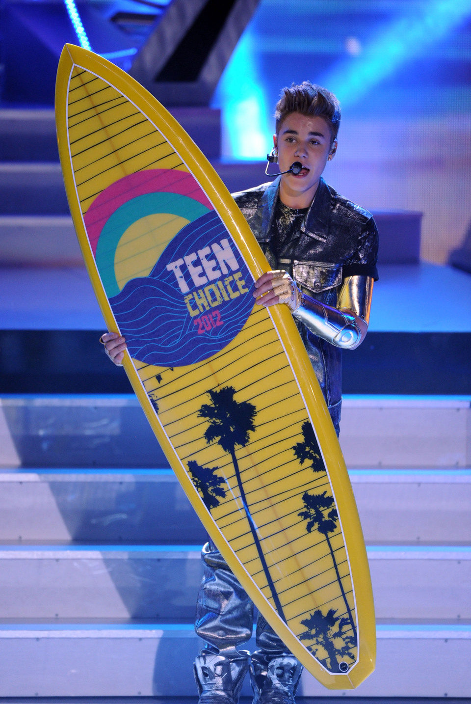 Justin Bieber con su tabla de surf de los Teen Choice Awards 2012