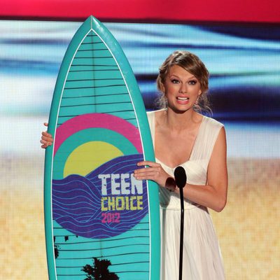 Taylor Swift con su tabla de surf de los Teen Choice Awards 2012