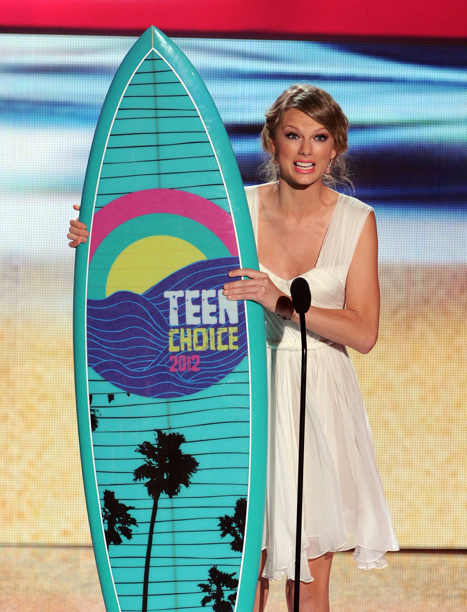 Taylor Swift con su tabla de surf de los Teen Choice Awards 2012