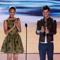 Zoe Saldana y Taylor Lautner en los Teen Choice Awards 2012