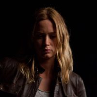 Emily Blunt en una escena nocturna de 'Looper'