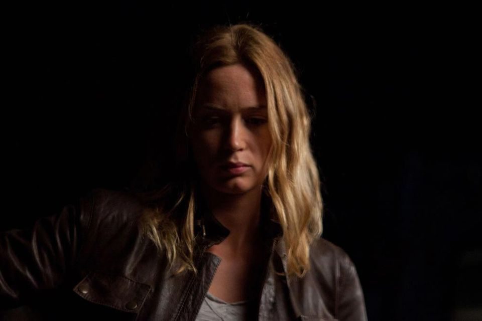 Emily Blunt en una escena nocturna de 'Looper'