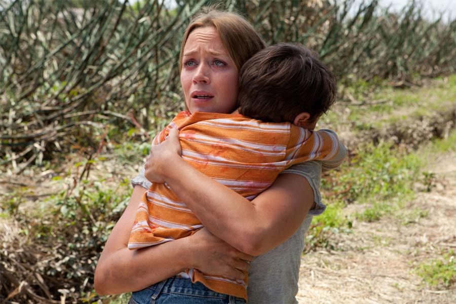 Emily Blunt abraza a un niño en 'Looper'